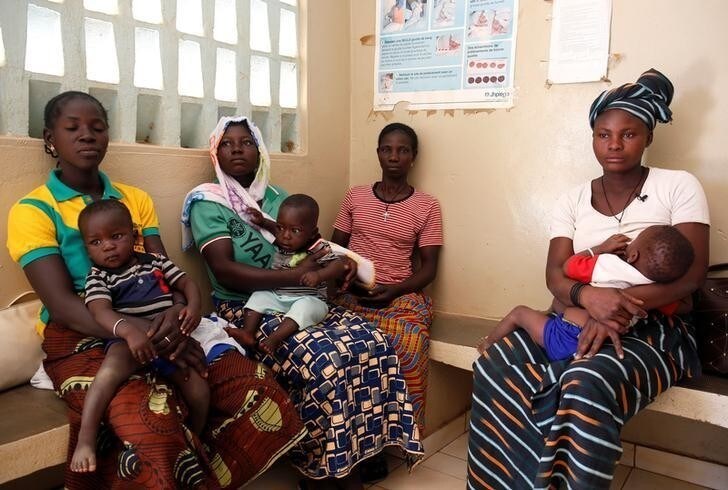 Women attend a family planning course given by a nurse from the NGO Marie Stopes at a dispensary in the village of Nedgo, near Ouagadougou, Burkina Faso February 16, 2018. Picture taken February 16, 2018. REUTERS/Luc Gnago