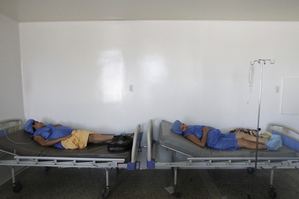 Pregnant women lay on beds without sheets during their labour at a maternity hospital in Maracaibo, Venezuela June 19, 2015. Picture taken on June 19, 2015. To match Feature VENEZUELA-MOTHERS/ REUTERS/Isaac Urrutia - GF10000167034