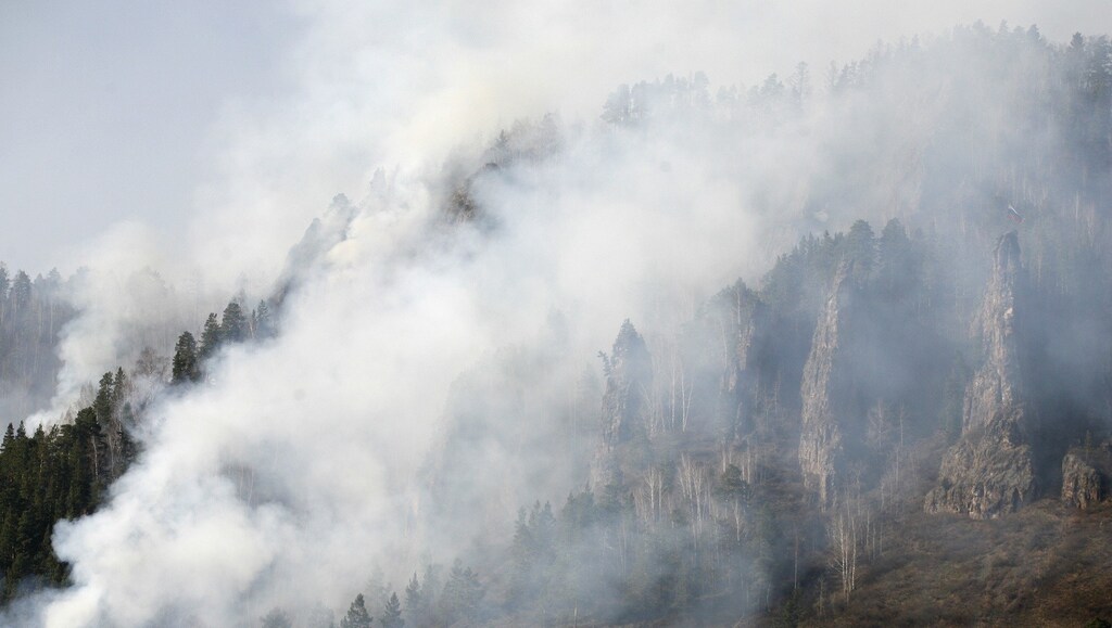 A general view shows a fire at a Taiga forest outside Russia's Siberian city of Krasnoyarsk, April 8, 2014. REUTERS/Ilya Naymushin (RUSSIA - Tags: ENVIRONMENT DISASTER) - RTR3KEA3