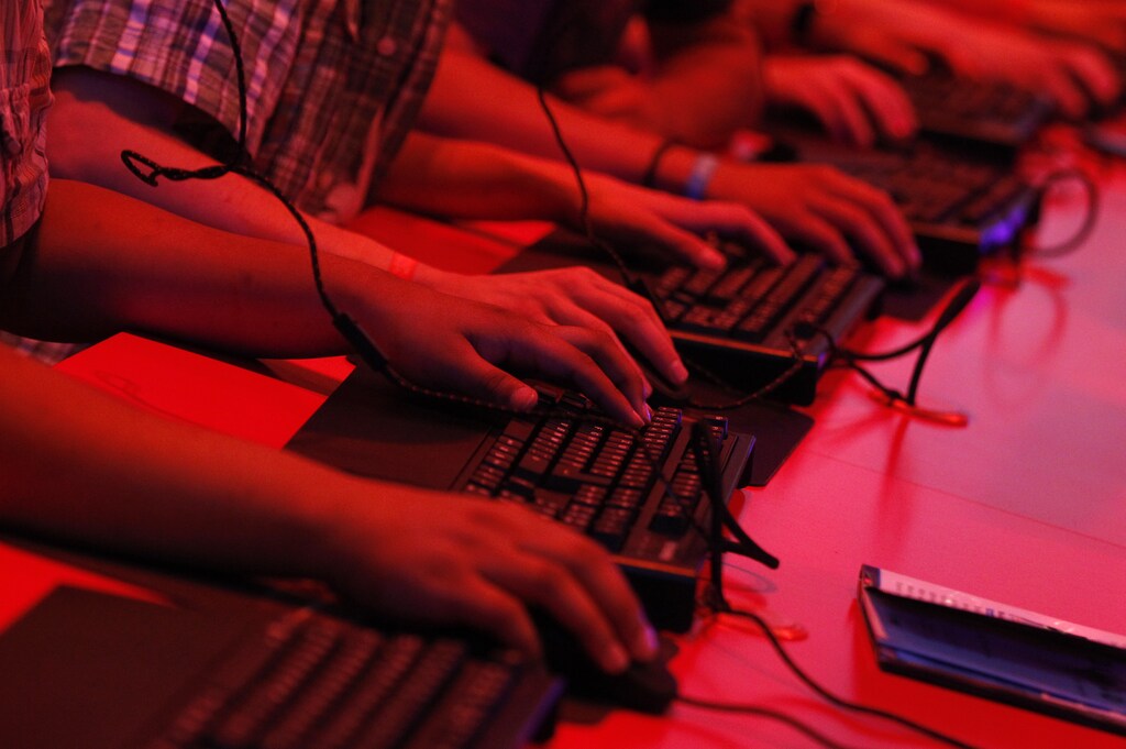 Visitors play use keyboards as they play "Diablo" during the Gamescom 2012 fair in Cologne August 16, 2012. The Gamescom convention, Europe's largest video games trade fair, runs from August 16 to August 19. REUTERS/Ina Fassbender (GERMANY - Tags: ENTERTAINMENT BUSINESS) - BM2E88G14NH01