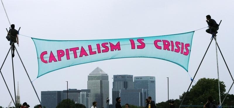 Camp for Climate Change demonstrators set up their protest site at Blackheath in south London August 26, 2009. Environmentalists demanding an overhaul of the world economy to help save the planet met in London on Wednesday for a week-long camp, one of the biggest tests of the capital's police since the G20 demonstrations. REUTERS/Luke MacGregor (BRITAIN CONFLICT SOCIETY) - GM1E58Q1RBP01
