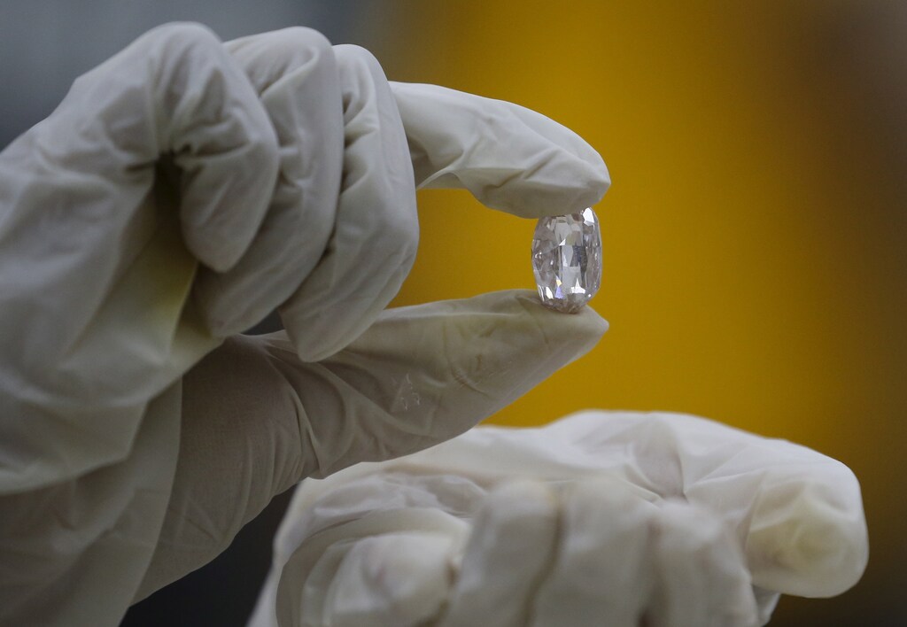 A Presidential Commission on Good Government (PCGG) official shows a pink diamond of the confiscated jewellery collection of former Philippine first lady Imelda Marcos during the appraisal by Sotheby's inside the Central Bank headquarters in Manila November 27, 2015. REUTERS/Erik De Castro - RTX1W27A