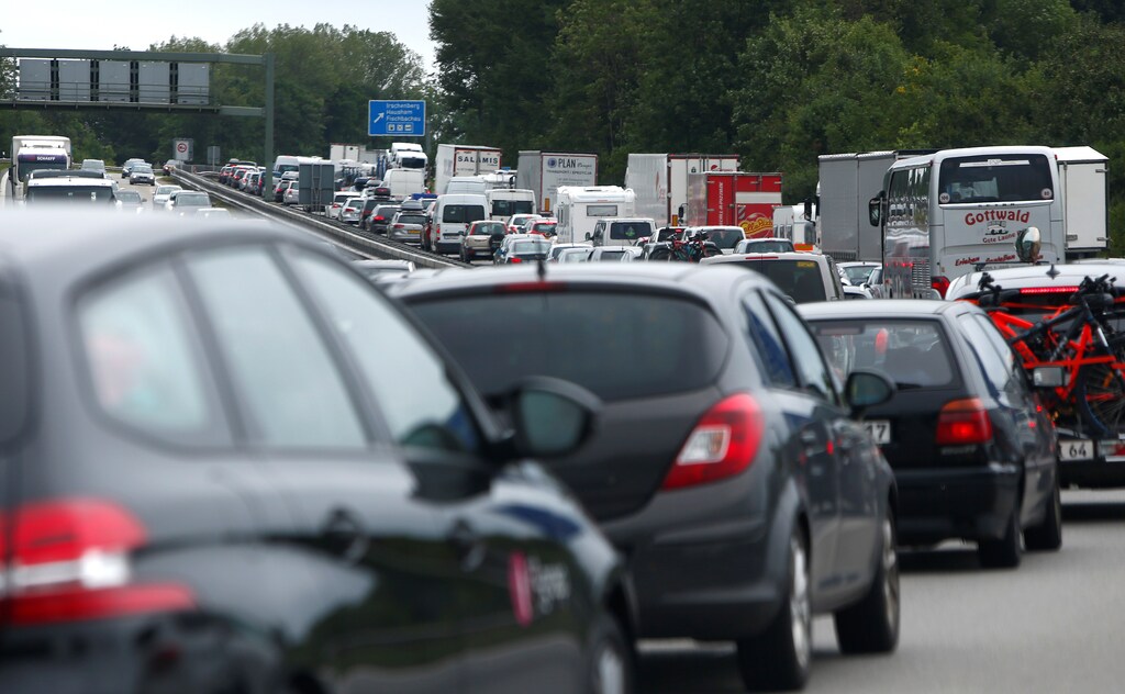 Cars and trucks are stuck in a traffic jam near Irschenberg, Germany July 28, 2017. REUTERS/Michaela Rehle - RC12C678DB50