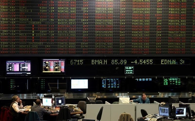 Traders work on the floor of the Buenos Aires Stock Exchange in Buenos Aires' financial district, Argentina, June 21, 2017. REUTERS/Marcos Brindicci - RTS182ZY