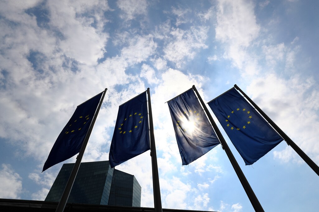 Flags in front of the European Central Bank (ECB) before a news conference at the ECB headquarters in Frankfurt, Germany, April 27, 2017. REUTERS/Kai Pfaffenbach - RTS145RM