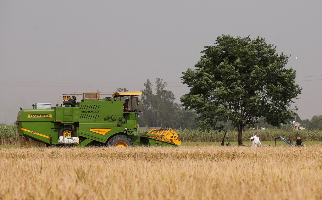 A farmer uses a harvesting machine at a rice field in Ambala in the northern state of Punjab, India, October 10, 2018. Picture taken October 10, 2018. REUTERS/Adnan Abidi - RC18A21CB450