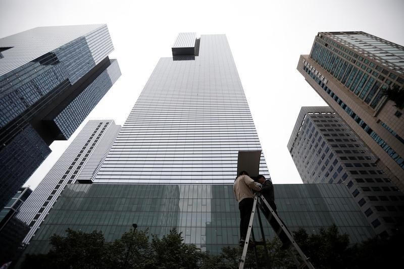 Workers work on a streetlight in front of a Samsung Electronics office building (C) in Seoul, South Korea South Korea, October 12, 2017. REUTERS/Kim Hong-Ji - RC1BEA3CBC10