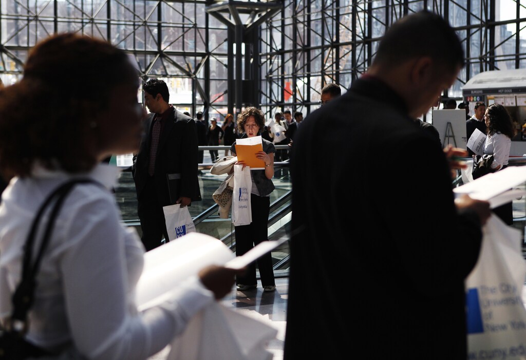 People wait in line to enter the City University of New York (CUNY) Big Apple job fair in New York, April 23, 2010. The number of U.S. workers filing new applications for unemployment insurance fell as expected last week, resuming a downward trend that had been interrupted by the Easter holiday, government data showed on Thursday. REUTERS/Shannon Stapleton (UNITED STATES - Tags: EMPLOYMENT BUSINESS SOCIETY EDUCATION) - RTR2D64C