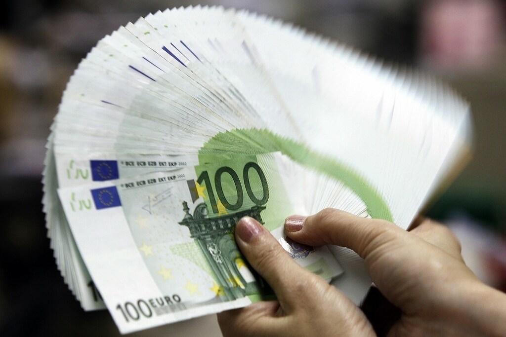 An employee counts Euro notes at the Bank of Taiwan head office in Taipei May 10, 2010. Global policymakers unleashed an emergency rescue package worth about $1 trillion to stabilise world financial markets and prevent the Greek debt crisis from destroying the euro currency. REUTERS/Pichi Chuang (TAIWAN - Tags: BUSINESS) - RTR2DOS9