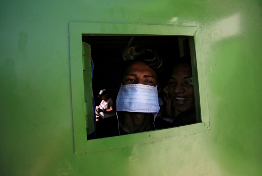 An inmate is pictured as members of Honduran Army distribute protective face masks and gel to inmates at Tamara prison as part of the government measures to stop the spreading of coronavirus disease (COVID-19), on the outskirts of Tegucigalpa, Honduras March 27, 2020. REUTERS/Jorge Cabrera TPX IMAGES OF THE DAY - RC2HSF9KN2NF