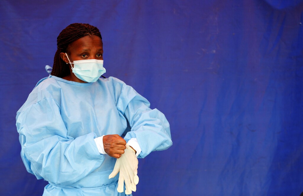A health worker wears protective clothing as she prepares for testing travellers for the coronavirus disease (COVID-19) amid a nationwide COVID-19 lockdown, at the Grasmere Toll Plaza, in Lenasia, South Africa, January 14, 2021. REUTERS/Siphiwe Sibeko - RC2R7L9ZSRWX