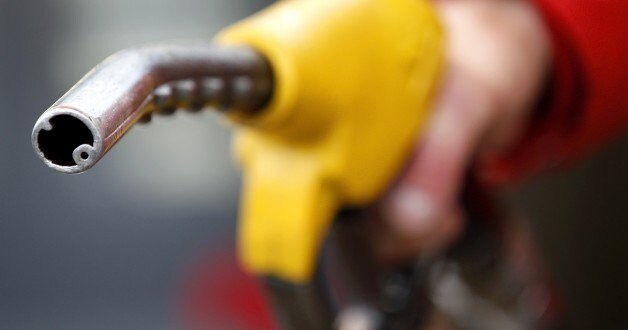 An attendant prepares to refuel a car at a petrol station in Rome January 4, 2012. Italians were hit with an increase in petrol prices last month, a first tangible sign of Prime Minister Mario Monti's 30-billion euro ($40.1 billion) austerity package. REUTERS/Max Rossi (ITALY - Tags: BUSINESS)