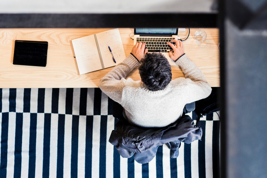Long hours and bad workplace experiences are leading workers around the world to feel more stressed and disengaged.