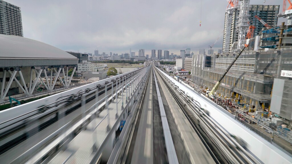 東京の大規模再開発では、古い建物の修復と地震対策が同時に行われています。