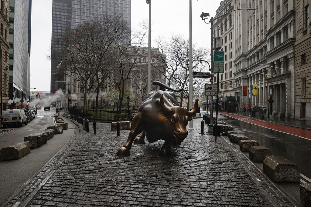 The Wall St. Bull is seen standing on a nearly empty Broadway in the financial district, as the coronavirus disease (COVID-19) outbreak continues, in New York City, New York, U.S., March 23, 2020. REUTERS/Mike Segar - HP1EG3N1B0308