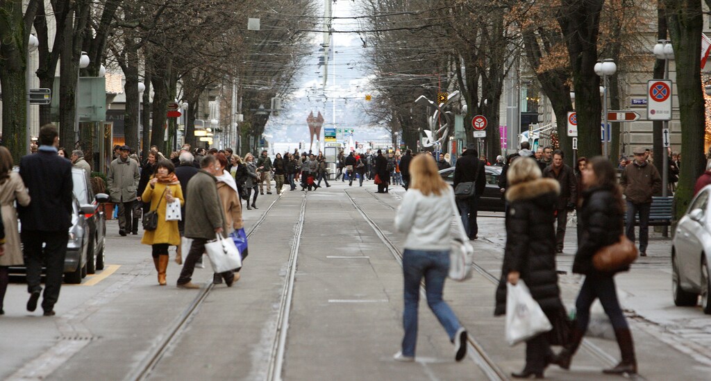 FILE PHOTO: People walk on Zurich's main shopping street Bahnhofstrasse December 20, 2008. REUTERS/Arnd Wiegmann/File Photo - RC1F8E751C30