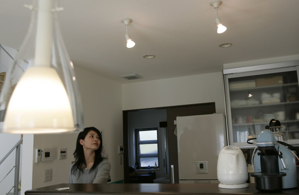 Japanese housewife, Mika Hiroshima, turns on the lights at her solar powered house in Ota, 80km northwest of Tokyo October 28, 2008. Ota is testimony to the allure of renewable energy to the energy conscious in resource-poor Japan, but also its high cost to the debt-saddled nation. Picture taken October 28, 2008. REUTERS/Yuriko Nakao(JAPAN) - RTXAIDA