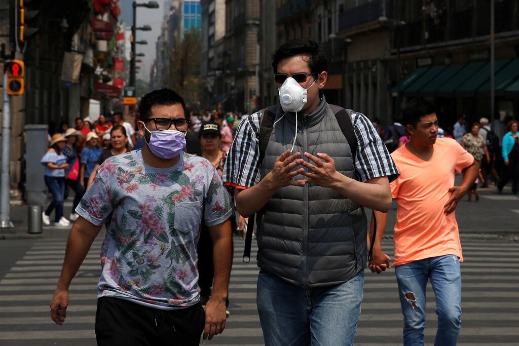 Men wear surgical masks due to elevated levels of pollution during smog in Mexico City, Mexico May 16, 2019. REUTERS/Carlos Jasso - RC19B89E6730