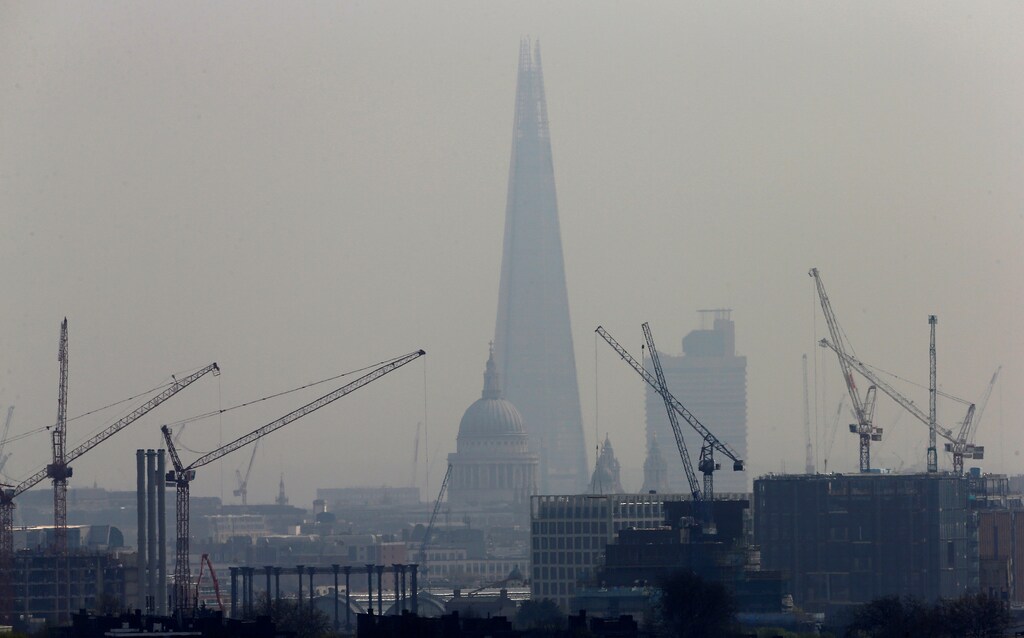 Smog surrounds The Shard and St Paul's Cathedral in London, Britain, April 3, 2014. REUTERS/Suzanne Plunkett/File Photo - D1BEUDRJIOAA