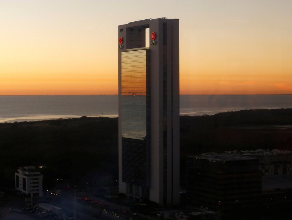 The Industrial and Commercial Bank of China Ltd (ICBC) logo is seen on a building at sunrise Buenos Aires, Argentina, August 10, 2016. REUTERS/Enrique Marcarian - RTSMG41