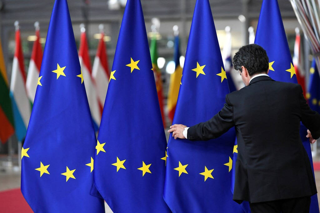 A staff member sets up EU flags ahead of a European Union leaders summit after European Parliament elections to discuss who should run the EU executive for the next five years, in Brussels, Belgium May 28, 2019. REUTERS/Piroschka Van de Wouw - RC19BA86C980