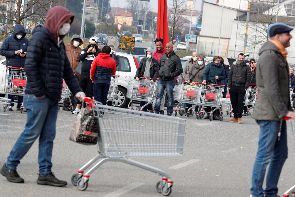 People queue at a supermarket outside the town of Casalpusterlengo, which has been closed by the Italian government due to a coronavirus outbreak, Italy, February 23, 2020. REUTERS/Guglielmo Mangiapane - RC2D6F9GIJZD