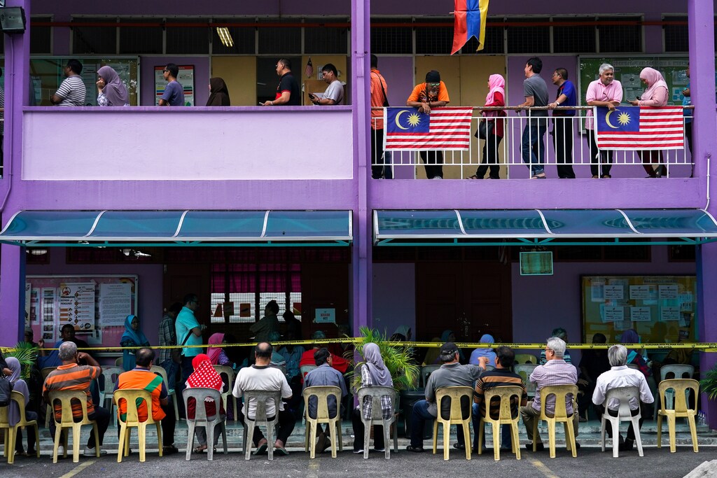 People line up to vote during the general election in Kuala Lumpur, Malaysia, May 9, 2018