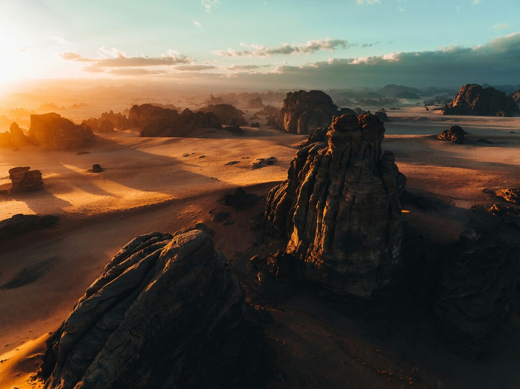 Vista aérea de un desierto al atardecer.