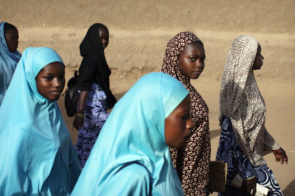 Girls walk to school in Gao, Mali March 7 2013. REUTERS/Joe Penney (MALI - Tags: EDUCATION SOCIETY TPX IMAGES OF THE DAY) - RTR3EOMT