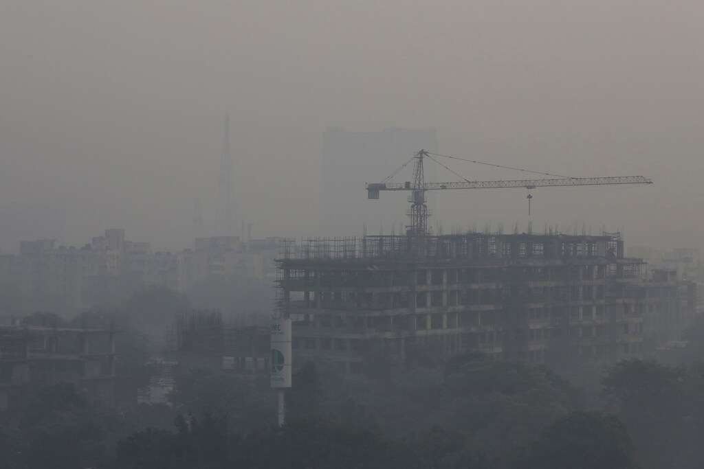An under-construction building is shrouded in smog in New Delhi, India, November 1, 2018. REUTERS/Anushree Fadnavis - RC179470E730