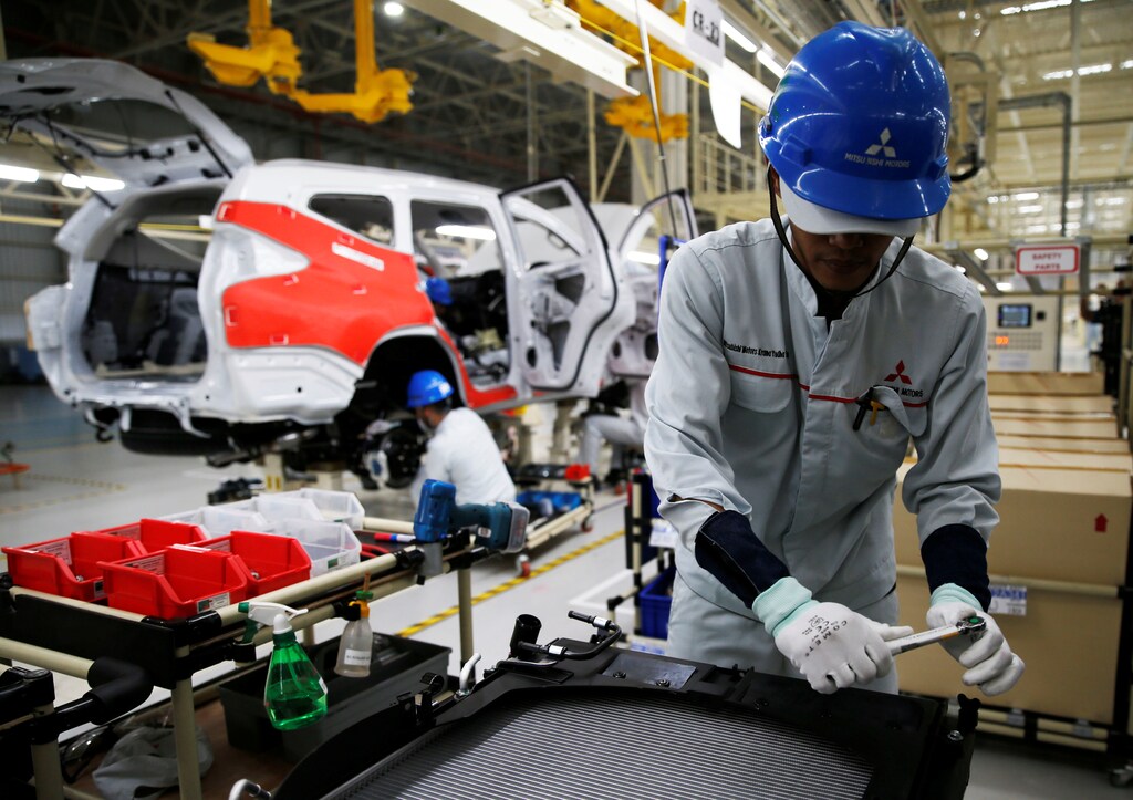 A worker is seen assembling a Mitsubishi Pajero at the Mitsubishi car factory in Bekasi, West Java province, Indonesia April 25, 2017. REUTERS/Beawiharta - RTS13SD1