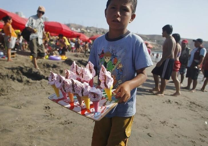 A boy sells ice creams at Agua Dulce beach in Lima's district of Chorrillos February 26, 2011. Agua Dulce (Sweet Water) is one of the most popular beaches in Lima's Green Coast. REUTERS/Enrique Castro-Mendivil (PERU - Tags: SOCIETY)