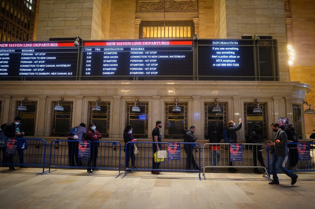 People wait in a line to receive vaccinations for the coronavirus disease (COVID-19) at Grand Central Station Terminal train station in Manhattan in New York City, New York, U.S., May 12, 2021. REUTERS/Carlo Allegri - RC2CEN9JWDET