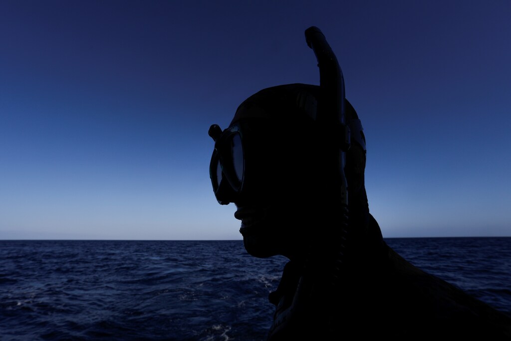 Fisher Devoe, 17, prepares to enter the ocean to free dive for large Pacific bluefin tuna off the coast of San Diego, California, U.S. September 5, 2018. Picture taken September 5, 2018. REUTERS/Mike Blake - RC1E4008CA20