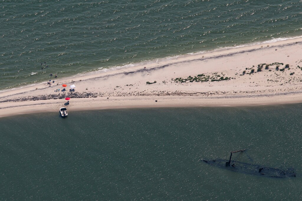 Los visitantes nadan en las aguas a lo largo de un banco de arena en el lado sur de la isla de Tánger, Virginia, EE. UU.