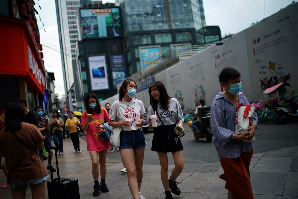 People wearing face masks walk at a shopping area following the coronavirus disease (COVID-19) outbreak, in Chengdu, Sichuan province, China September 8, 2020. REUTERS/Tingshu Wang - RC28UI9IP72W