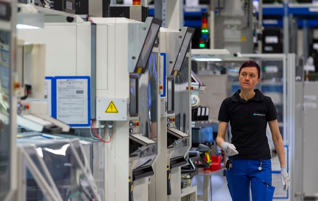 An employee works in Daimler first battery factory prior to the beginning of the ground breaking ceremony for the second battery factory at Daimler subsidiary ACCUMOTIVE in Kamenz, Germany May 22, 2017. REUTERS/ Matthias Rietschel - RTX371L8