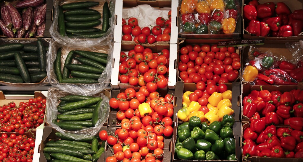 Organic vegetables are pictured in an organic supermarket in Berlin, January 31, 2013. Picture taken January 31. REUTERS/Fabrizio Bensch (GERMANY - Tags: FOOD SOCIETY) - BM2E92D12HN01