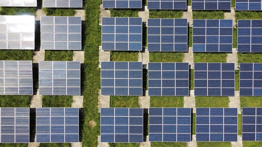 A-number-of-solar-panels-are-lined-up-which-are-effective-for-reaching-net-zero-target