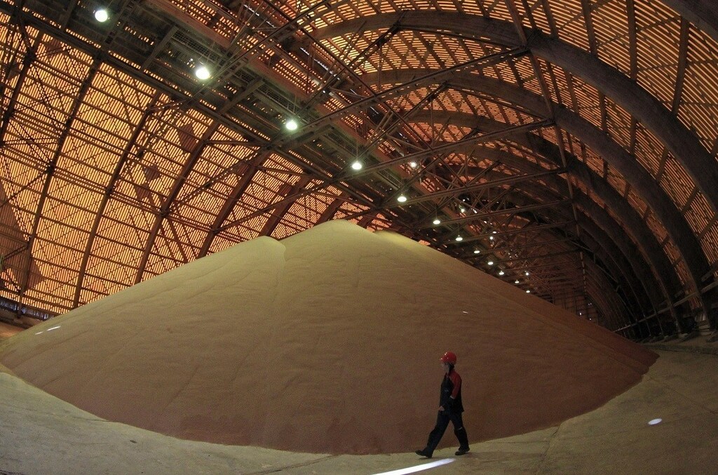 An employee checks an above ground store of processed potassium salts at a Uralkali potash mine near the city of Berezniki in the Perm region close to Russia's Ural mountains August 26, 2013. The global potash market faces short-term turbulence due to a dispute between major exporters Russia and Belarus before a definitive collapse of the sector's once-mighty cartel brings prices for the fertiliser ingredient down sharply. Belarus this week detained the chief executive of Russia's Uralkali, the world's top potash producer, accusing him of inflicting severe economic damage. Picture taken August 26, 2013. REUTERS/Sergei Karpukhin (RUSSIA - Tags: BUSINESS POLITICS AGRICULTURE)