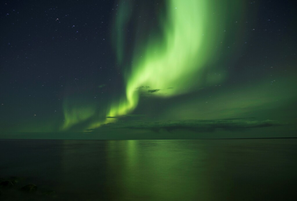 The aurora borealis appears over Great Bear Lake, the world's 8th largest lake in Deline, Northwest Territories, Canada September 5, 2016. REUTERS/Pat Kane SEARCH "DELINE KANE" FOR THIS STORY. SEARCH "THE WIDER IMAGE" FOR ALL STORIES. TPX IMAGES OF THE DAY - RTSR2BY