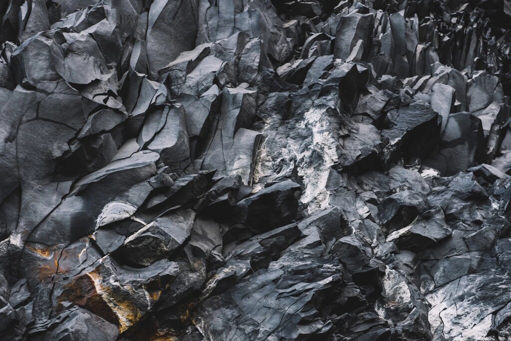 Imagen de basalto, una fusión de lava solidificada procedente de las profundidades de la superficie terrestre y, cuando se convierte en lana mineral, se convierte en un gran aislante.