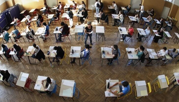 Students sit for the philosophy baccalaureate exam at the French Louis Pasteur Lycee in Strasbourg, June 18, 2012. The baccalaureate is the secondary school final examinations for qualification into university. REUTERS/Vincent Kessler (FRANCE - Tags: EDUCATION) ATTENTION EDITORS FRENCH LAW REQUIRES THAT THE FACES OF MINORS ARE MASKED IN PUBLICATIONS WITHIN FRANCE