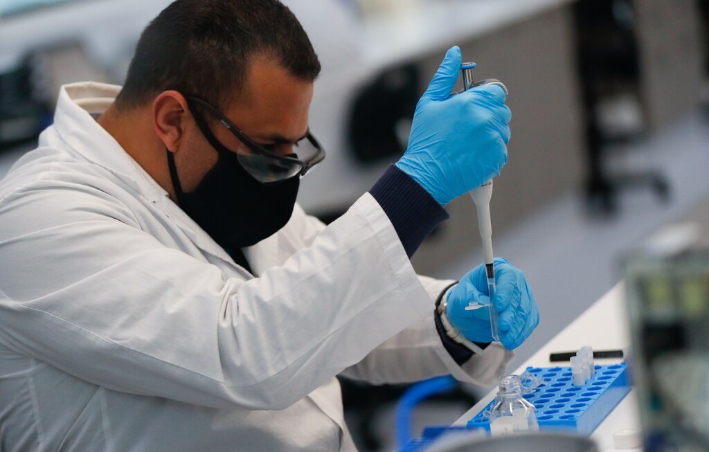 A laboratory technician of biotechnology company mAbxience is seen working, amid the outbreak of the coronavirus disease (COVID-19), in Buenos Aires, Argentina August 13, 2020. REUTERS/Agustin Marcarian - RC29DI9XQTQP