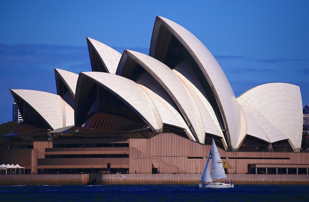 A small yacht sails on Sydney Harbour as it passes the Sydney Opera House in Sydney, Australia, October 23, 2017. REUTERS/David Gray - RC187EFFA3F0