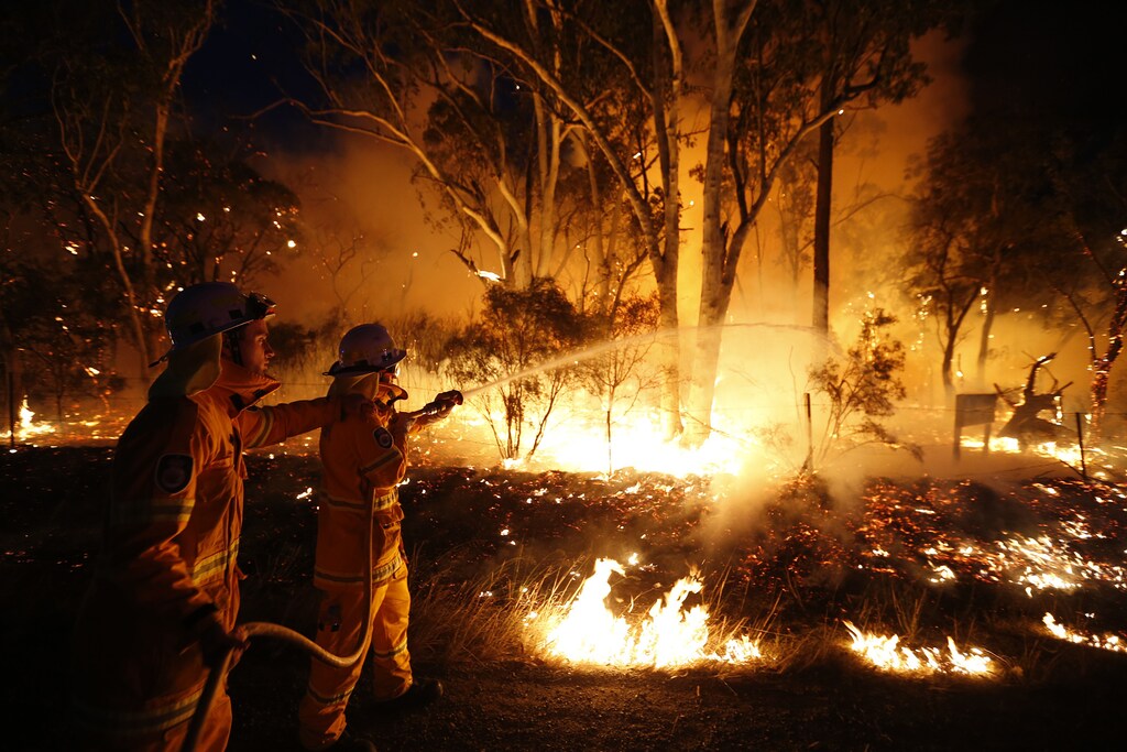 Firefighters attempt to extinguish a bushfire at the Windsor Downs Nature Reserve, near Sydney September 10, 2013. More than 550 firefighters are working on several bush fires across New South Wales (NSW) that have left one house destroyed and six firefighters injured, according to the NSW Rural Fire Services