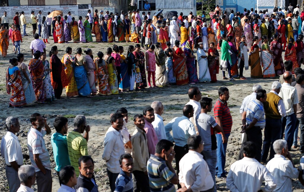 Voters line up to cast their votes outside a polling station during the first phase of general election in Alipurduar district in the eastern state of West Bengal, India, April 11, 2019. REUTERS/Rupak De Chowdhuri TPX IMAGES OF THE DAY - RC1B3B91B4F0