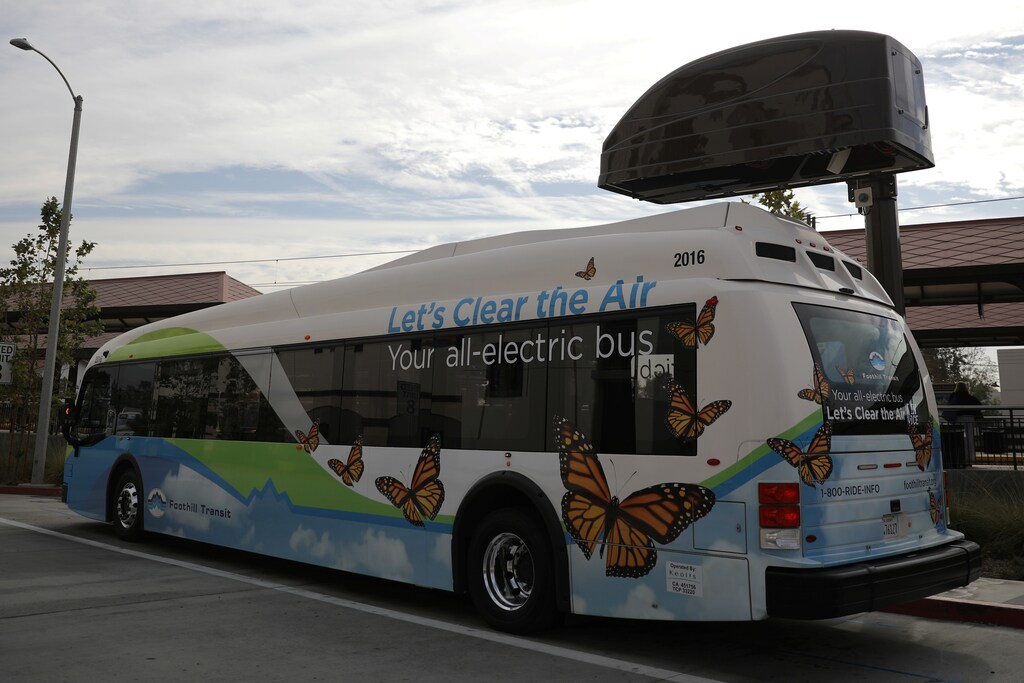 An electric bus sits under a charging station in Azusa, California U.S. November 16, 2017. Picture taken November 16, 2017. REUTERS/Lucy Nicholson - RC120EAC3160