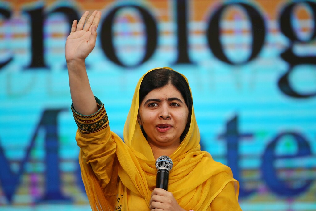Nobel laureate Malala Yousafzai waves as she arrives for an event with students at Tecnologico de Monterrey University in Mexico City, Mexico, August 31, 2017. REUTERS/ Edgard Garrido - RC1929688000