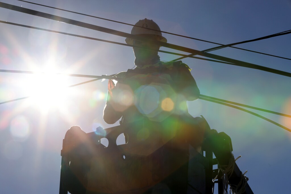 Bill Forte from North Sky Communications works on a fiber optic line during a heat wave gripping the Pacific Northwest in Lake Forest Park, Washington, U.S., June 26, 2021. REUTERS/Karen Ducey - RC2G8O9ARDOJ